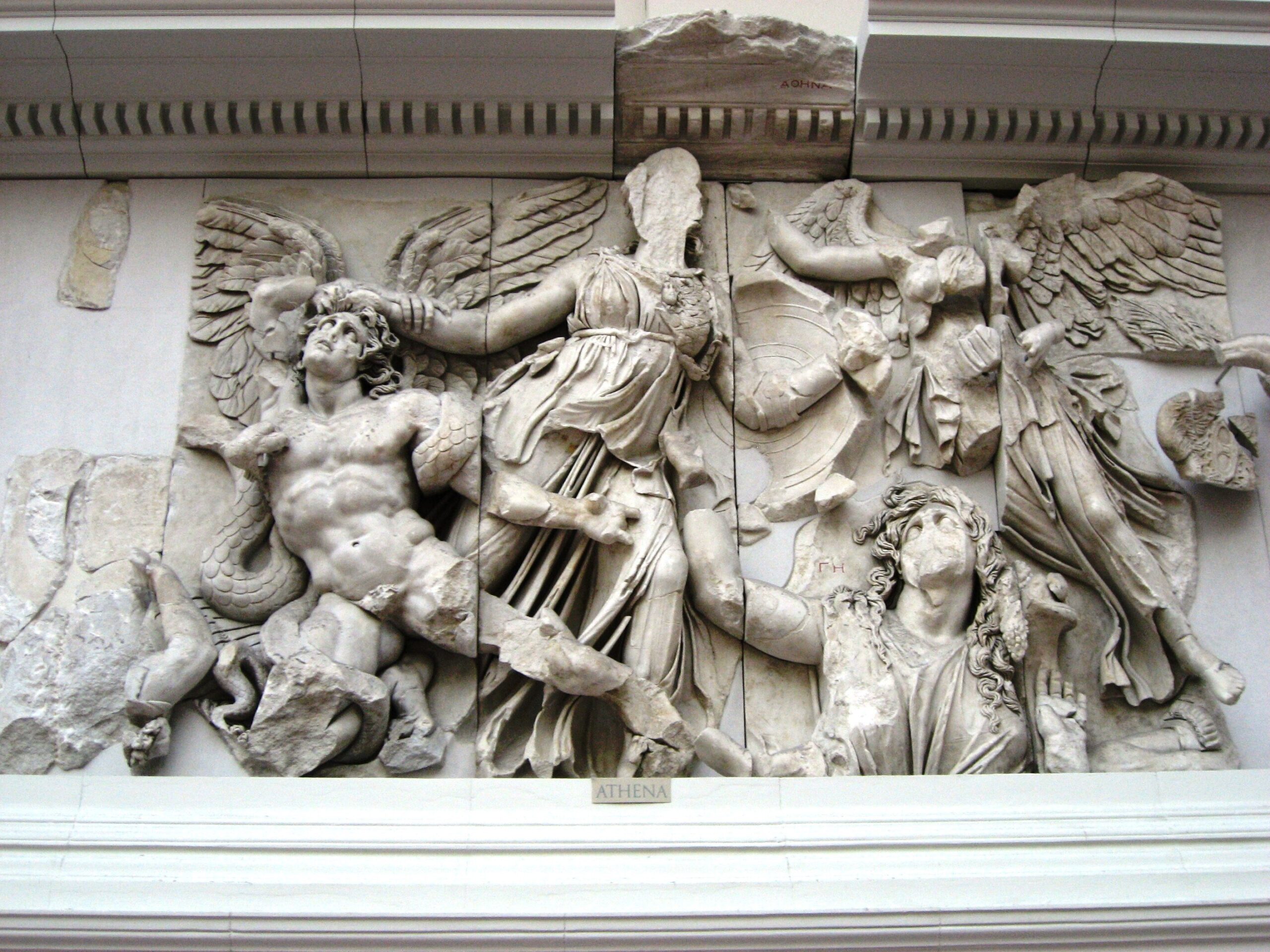 Darstellung der Gigantenschlacht, der Gigantomachie, auf dem Pergamonaltar.
