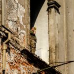 Soldat in einem zerstörten Gebäude in der Ukraine.