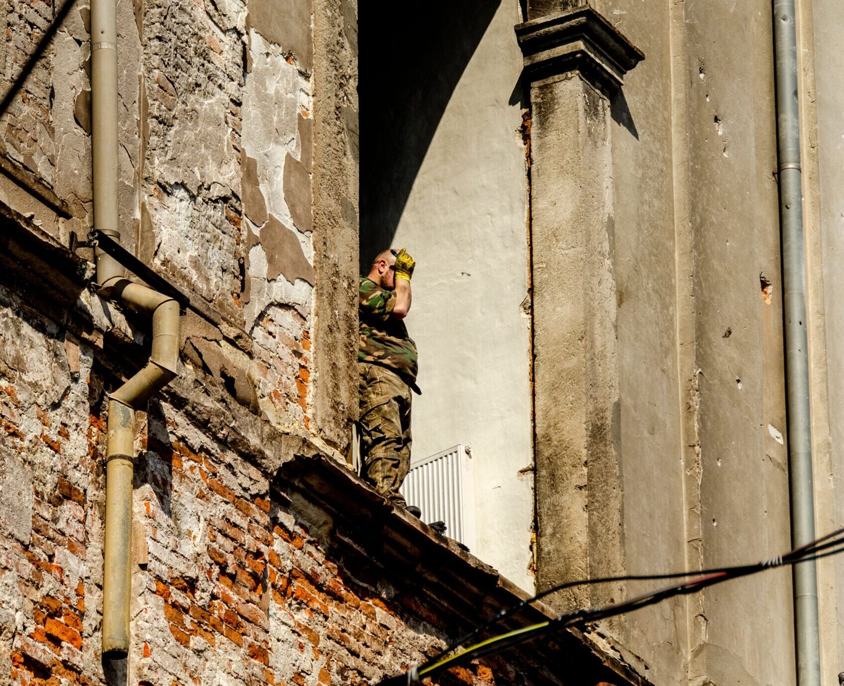 Soldat in einem zerstörten Gebäude in der Ukraine.
